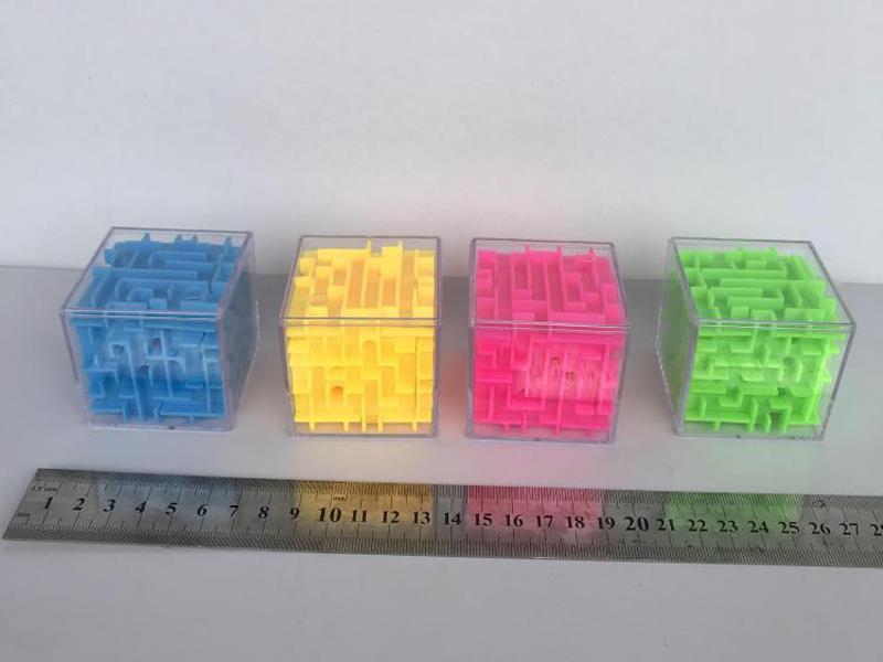 Transparent Three-Dimensional Maze