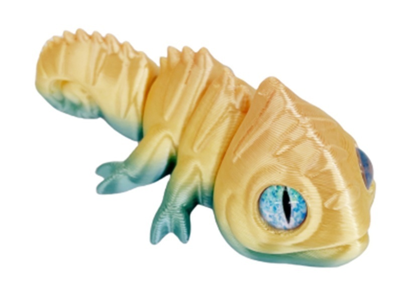 The Little Lizard Is 8Cm Close To The Glass Eye