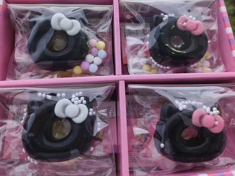 Pinch Pinch Fun: Black Kt Doughnut