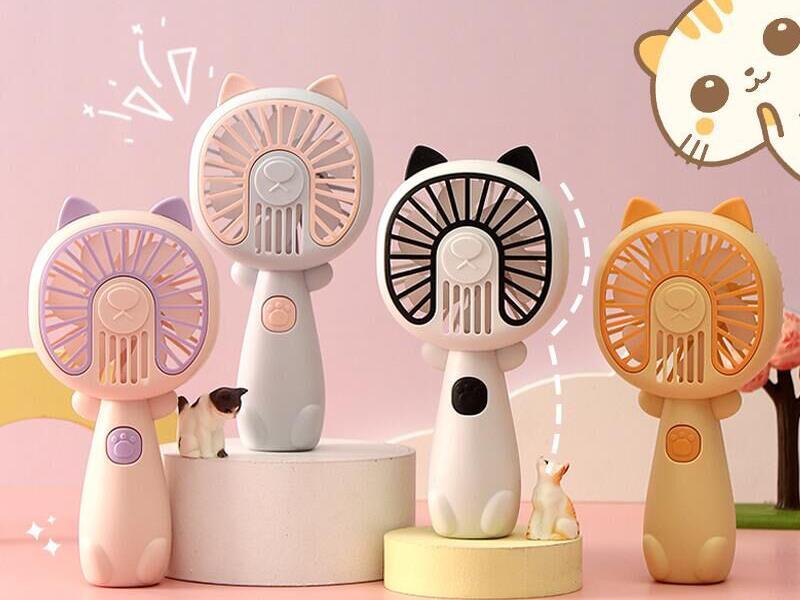 ittle Hanhanmao Is Holding A Charging Fan