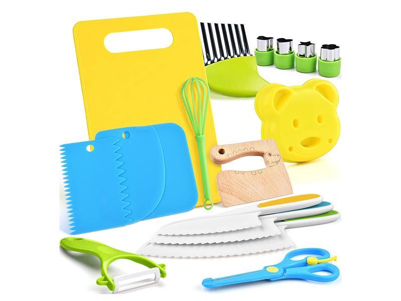 A 17-Piece Set Of Wooden Children'S Kitchen Knives