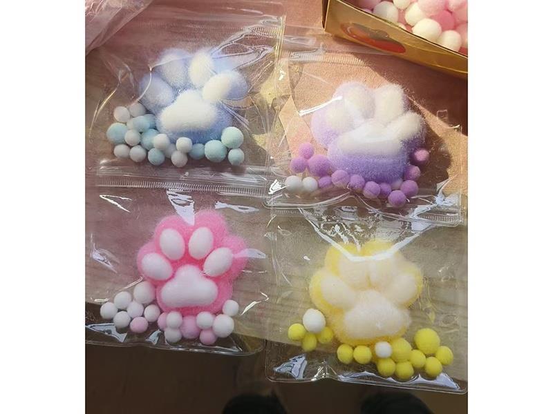 Pinching Fun: Two-Color Cat Paws With Lights