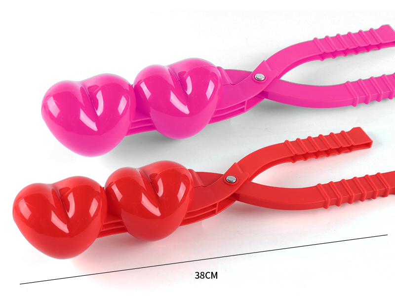 Heart-Shaped Snowball Clip