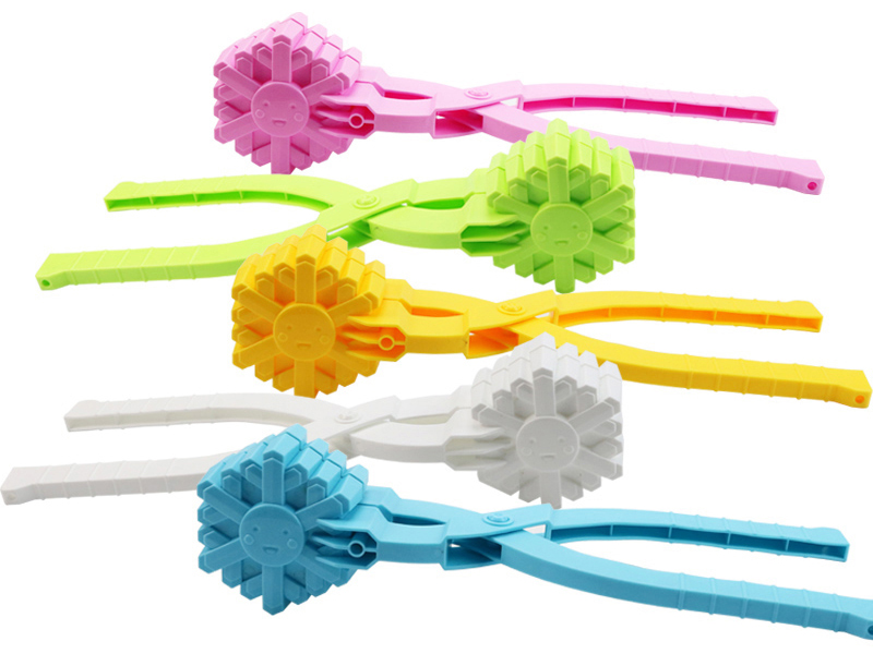 Outsize Snowflake Shape Snowball Clip