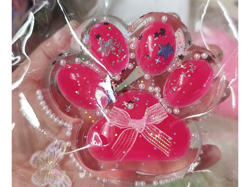 Pinching Music: With Lights Shining Through The Big Cat'S Paws